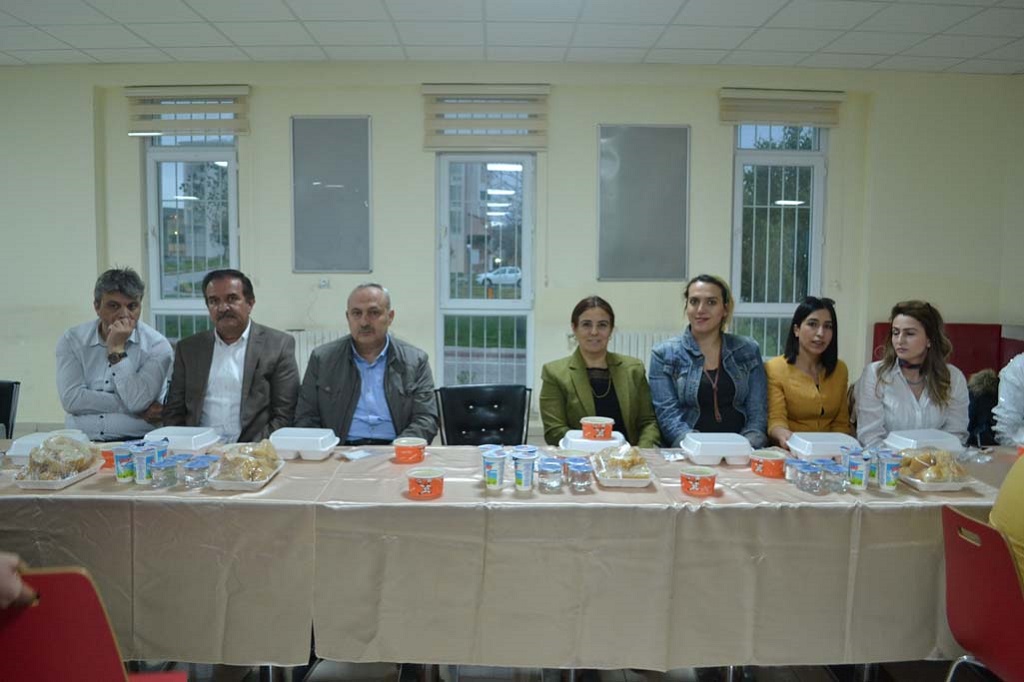 Sivas Cumhuriyet Üniversitesi İletişim Fakültesi Öğretim Üyeleri ve 4. sınıf öğrencileri iftar programında bir araya geldi
