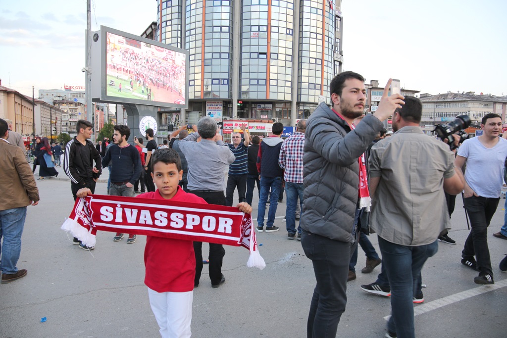 Şampiyon Sivasspora 558 adet havai fişek atıldı